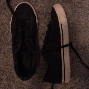 Black and whit low top adidas